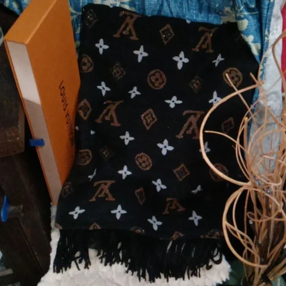 NWOT reversible cashmere scarf/pashmina